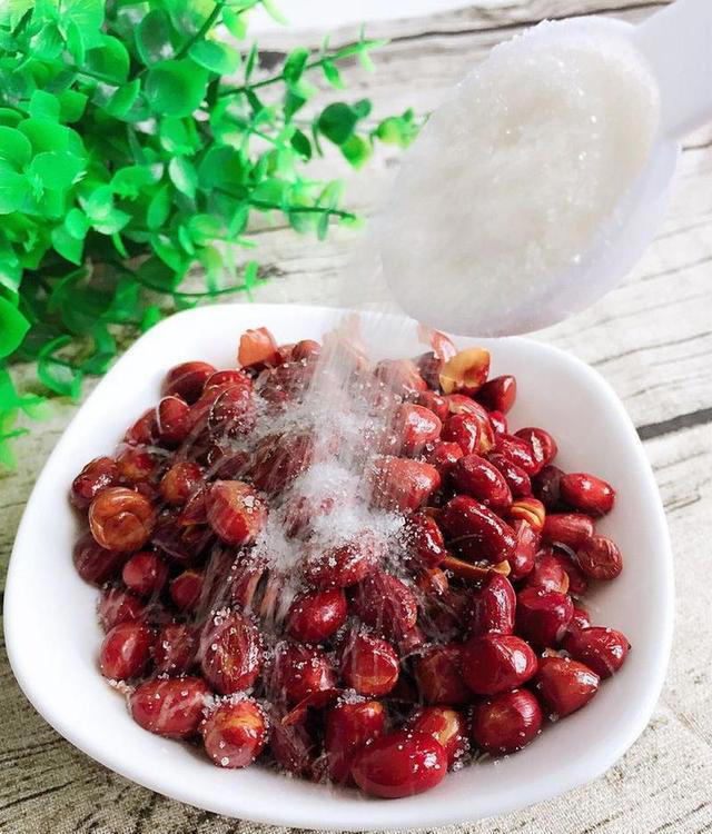 油炸花生米，热油凉油下锅都不对，大厨教你诀窍，香酥可口不易糊