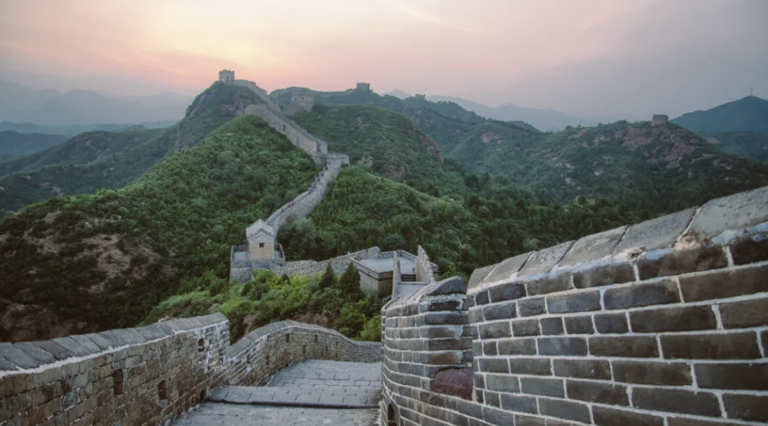 旅行适合老人的旅游  旅游可以提升老人的幸福感，在旅途中，可以放松心情，愉悦身心，在名山秀水间游玩，饱览各地的风土人情，收好这份老年人出游攻略，再去看看祖国的壮丽山河！ 老人适合去的旅游地方有：北京、三亚、苏州、桂林、西安、洛阳、杭州、青