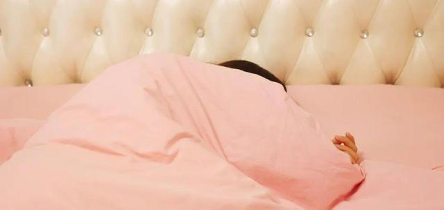 晚上睡觉，若有这3种“迹象”，或是大病将至的预兆，别不在意