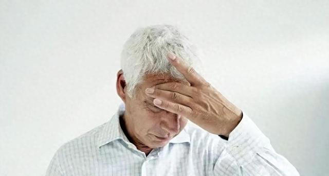 医生提醒：大脑开始萎缩时，通常会觉得有这几处不对劲，一定警惕