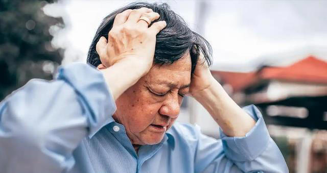 医生提醒：大脑开始萎缩时，通常会觉得有这几处不对劲，一定警惕