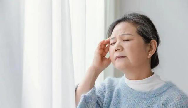 医生提醒：大脑开始萎缩时，通常会觉得有这几处不对劲，一定警惕