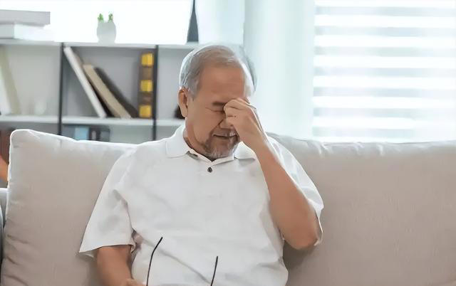 医生提醒：大脑开始萎缩时，通常会觉得有这几处不对劲，一定警惕