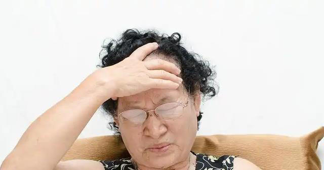医生提醒：大脑开始萎缩时，通常会觉得有这几处不对劲，一定警惕