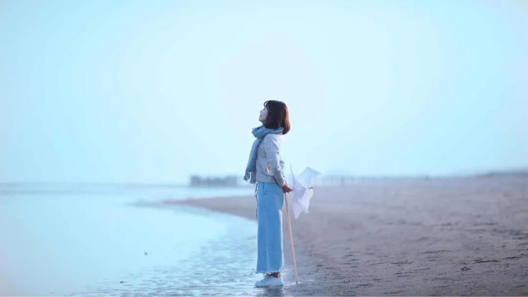 无论你遇见谁，他都是你生命中该出现的人，绝非偶然，他一定会教会你一些什么。  我相信，无论我们走到哪里，那都是该去的地方，去经历一些我们该经历的事，去遇见一些我们该遇见的人。  经历得多了，你会明白，人和人之间的关系不要去高估。  看