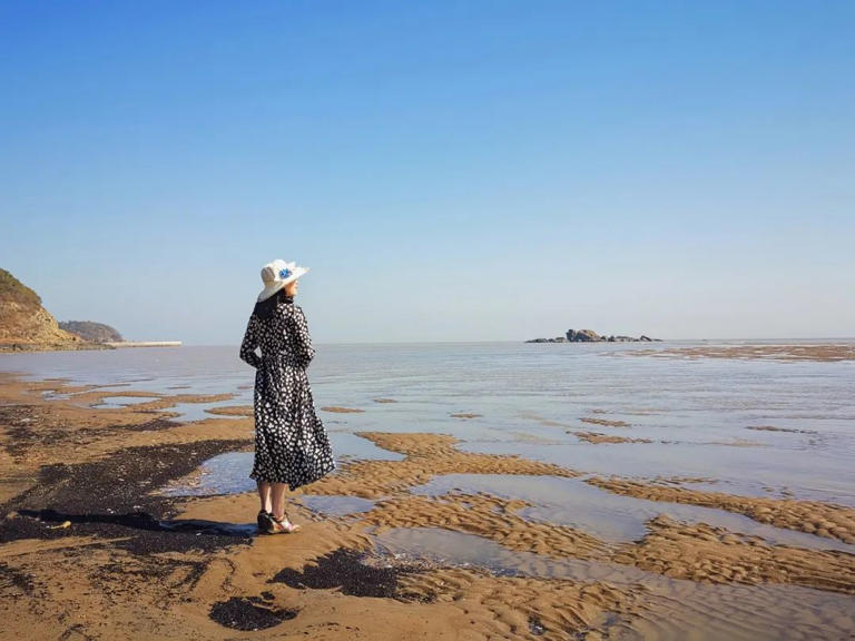 作家雪小禅说：到了一定年纪，是往回收的。  年轻时我们习惯向外寻，在意每一个人的感受，到头来委屈了自己不说，反而收获的是冷漠与怨怼。  中年以后，逐渐活明白了，人生最紧要是取悦自己。  付出有尺，热情有度，才能赢得尊重与真心，活出自在与