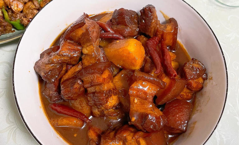 推荐5道五花肉烧土豆的家常做法，肥而不腻，粉糯入味，解馋下饭