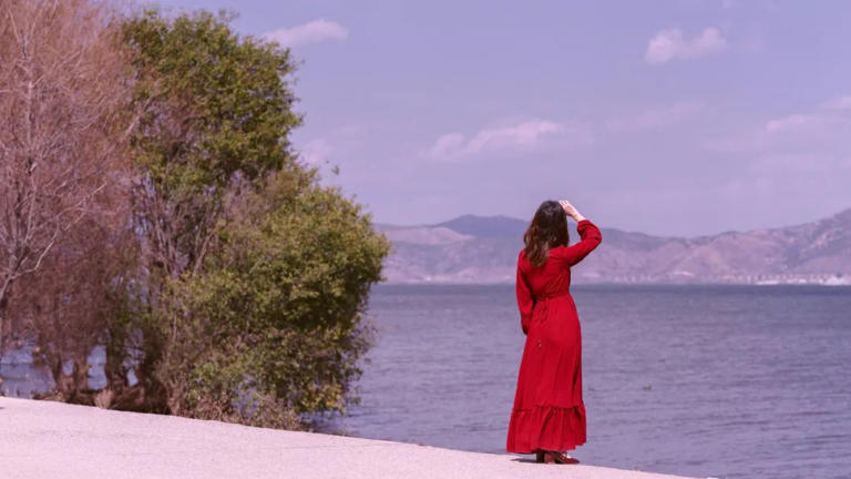 作家水木然说过一句话：  一切贫穷，都是因为思维禁锢；一切抱怨，都是因为不懂人性。  如果你对人性一无所知，你不痛苦谁痛苦，你不受伤谁受伤？  游泳需要了解水性，驯兽需要了解兽性，活在这人世间你就必须了解人性。  01  人性本就捧高踩低