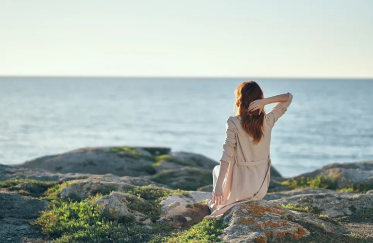 人生最困难的事情是认识自己。 人生，就是一场自我修炼。  修炼好了，人生处处是风景，修炼差了，生活时时是低谷。  国学大师曾说： “真正的修行不在山上，不在庙里，而在社会中。  我们每个人都在修行中生活，也在生活中修行。” 主动投身在现实