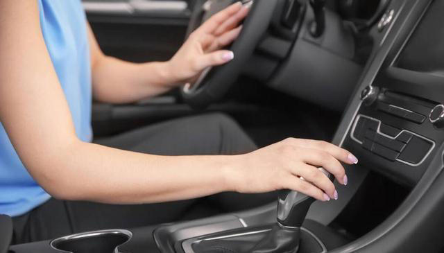 自动挡上的加减挡别乱用，很多新手不知道，用不对很伤车