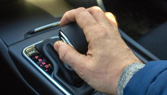 自动挡上的加减挡别乱用，很多新手不知道，用不对很伤车