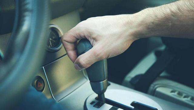 自动挡上的加减挡别乱用，很多新手不知道，用不对很伤车