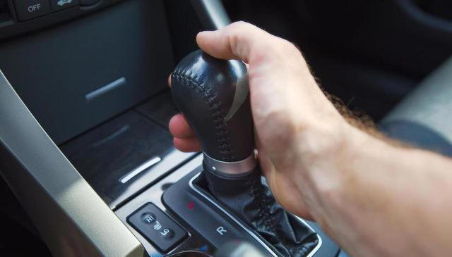 自动挡上的加减挡别乱用，很多新手不知道，用不对很伤车