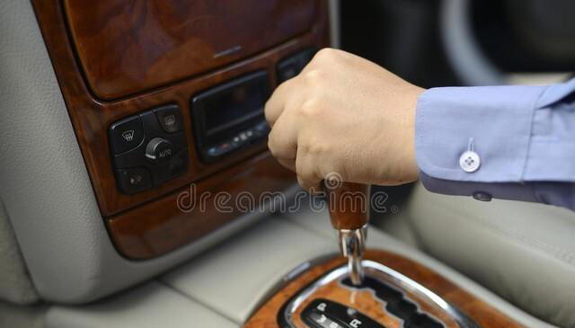 自动挡上的加减挡别乱用，很多新手不知道，用不对很伤车