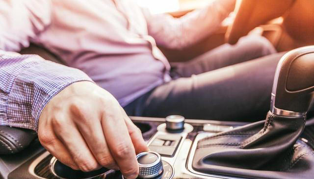 自动挡上的加减挡别乱用，很多新手不知道，用不对很伤车