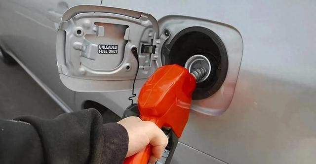 车子还剩多少油时去加油最合适？内行人：记住这个标志，及时加油