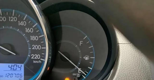 车子还剩多少油时去加油最合适？内行人：记住这个标志，及时加油