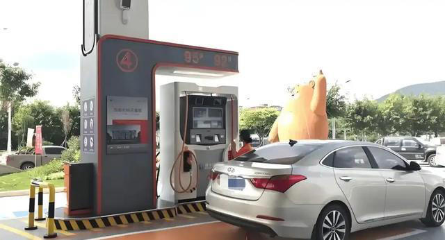 车子还剩多少油时去加油最合适？内行人：记住这个标志，及时加油