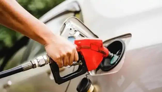 车子还剩多少油时去加油最合适？内行人：记住这个标志，及时加油