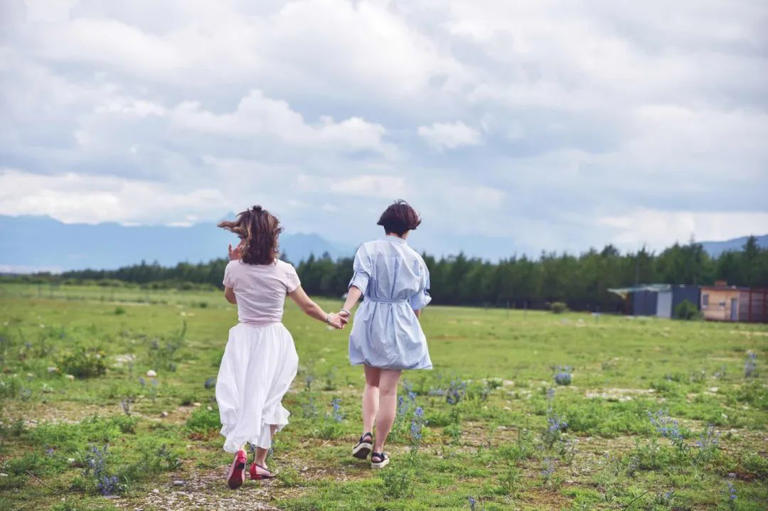 知乎上有这样一个问题：  为什么都说要和家庭幸福的人做朋友？  高赞回答是这样的：  “以前上学时会觉得家庭不重要，现在明白了，家庭幸福的朋友至少不会因为我买车买房就对我阴阳怪气，从此我的任何快乐都是炫耀。”  人这一生，可能会认识