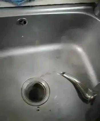 滚烫的开水万万不可倒下水管里，吃过亏你就知道了，别不当回事