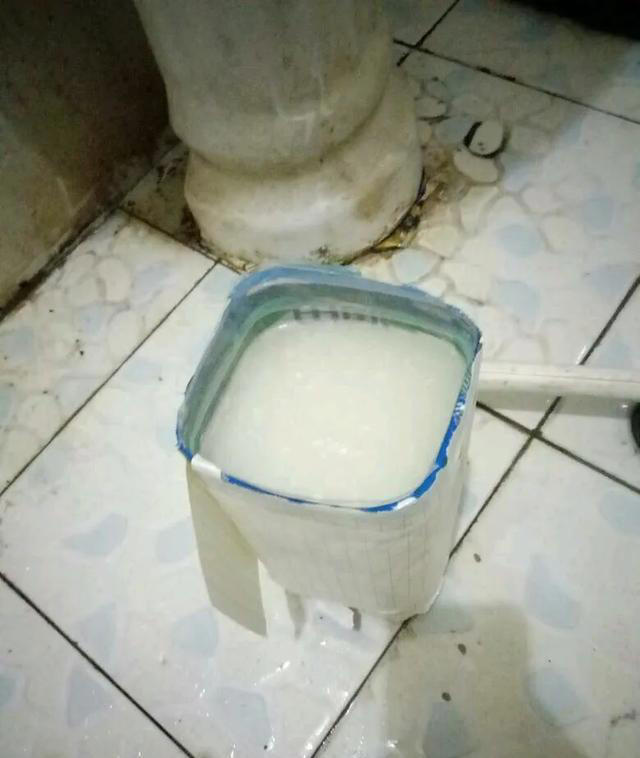 滚烫的开水万万不可倒下水管里，吃过亏你就知道了，别不当回事