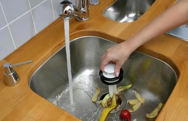 滚烫的开水万万不可倒下水管里，吃过亏你就知道了，别不当回事