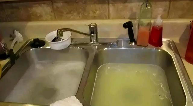 滚烫的开水万万不可倒下水管里，吃过亏你就知道了，别不当回事