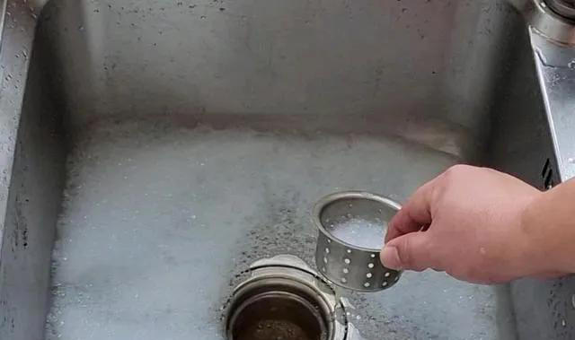 滚烫的开水万万不可倒下水管里，吃过亏你就知道了，别不当回事