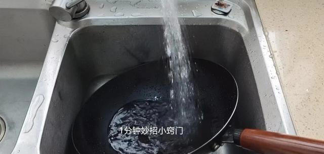 滚烫的开水万万不可倒下水管里，吃过亏你就知道了，别不当回事