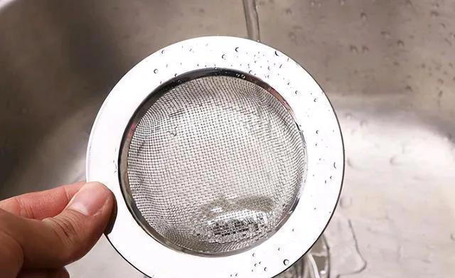 滚烫的开水万万不可倒下水管里，吃过亏你就知道了，别不当回事