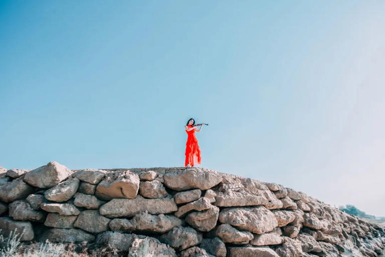 人生，是一场自我的修行。  每个人都有自己的活法，你不能拿你的尺子去度量他人的人生。  更何况，我们也管不了那么多，过好自己的生活，已经足矣。  后半生，一个人最好的生活方式就是：不说闲话，不管闲事，不做闲人。  01  不说闲话，是教养