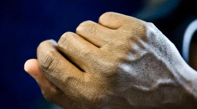 为什么有人手臂青筋凸起，有的人几乎看不到青筋，这是怎一回事？