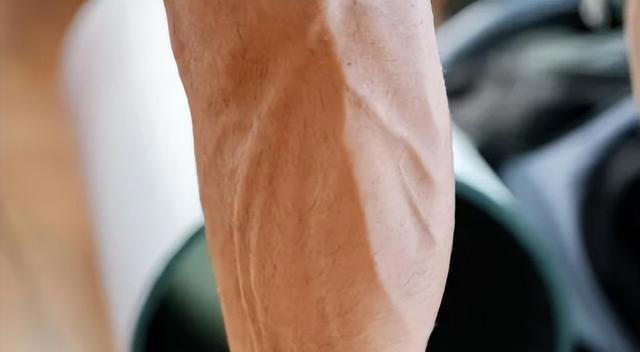 为什么有人手臂青筋凸起，有的人几乎看不到青筋，这是怎一回事？