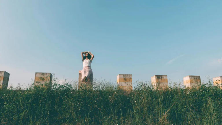平时，我们都很少思考人生。  该吃就吃，该睡就睡，该工作就工作，忙起来就行了。  最近，人人都要面对疫情，家里、邻居，都阳了，才不得不停顿下来，思考人生。  有人说：“很多道理，躺在病床上才能懂得。”  还真是这样，人生龙活虎的时候，觉得