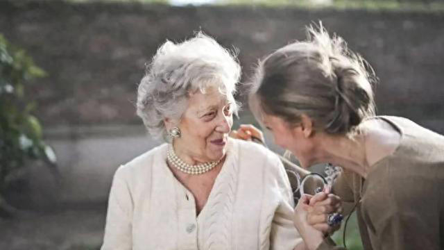 睡觉时突然腿抽筋，就是缺钙？错！还有这2个原因，别轻易忽视了