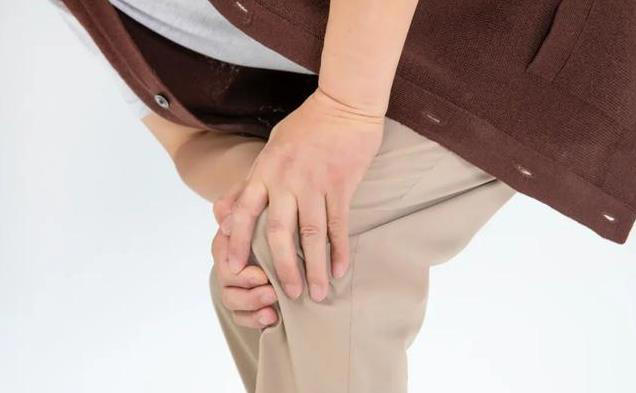 夜里腿抽筋疼得睡不着，缺钙还是血管惹祸？真相在这