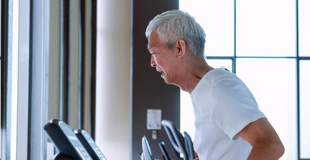 上了年纪，肌肉流失得到底有多快？不想老了干瘪，2件事得常做