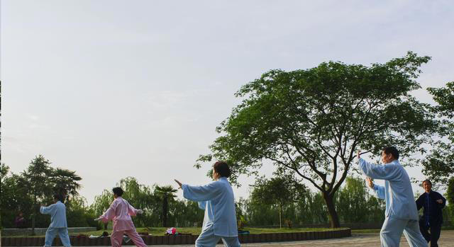 上了年纪，肌肉流失得到底有多快？不想老了干瘪，2件事得常做