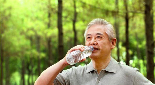 上了年纪，肌肉流失得到底有多快？不想老了干瘪，2件事得常做