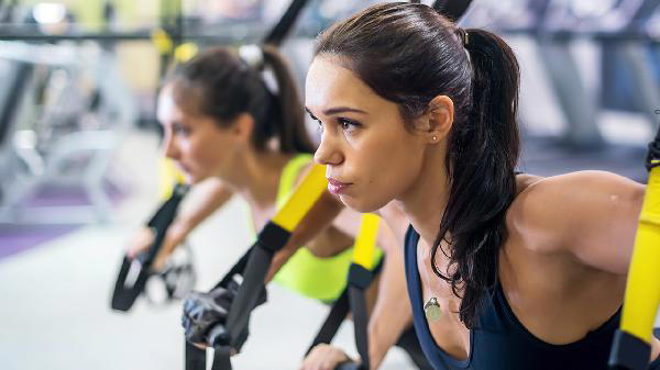 男生如何保持年轻体态，结实肌肉的身材？这几个健身动作坚持做到