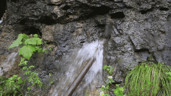 山上为什么会有流不完的水？是山顶一直在下雨吗？