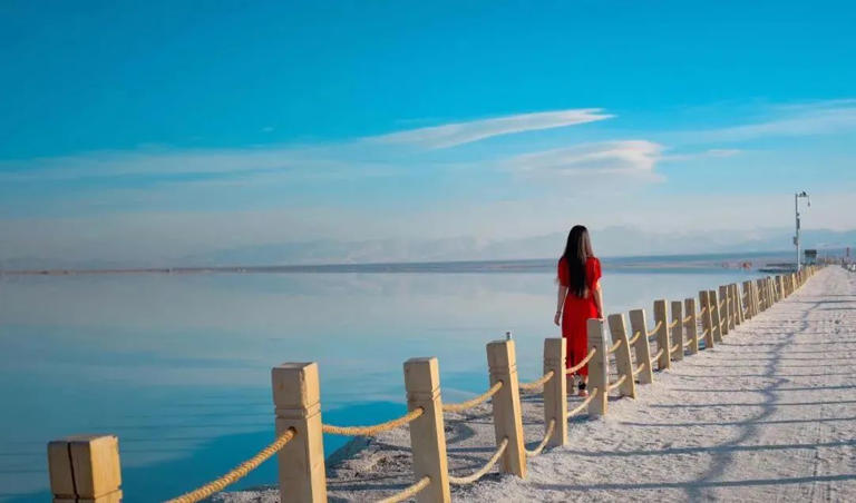 人活一世，总会因各种缘由生气。 生气，虽是一项本能，但无法控制自己的情绪，却是一场灾难。 真正聪明的人，懂得先学会不生气，再学会气死人。 &nbsp;01&nbsp; 愚者，用别人的错误惩罚自己 叔本华说：针对别人的行为动怒，就像人跟一块石头发脾气，是同等