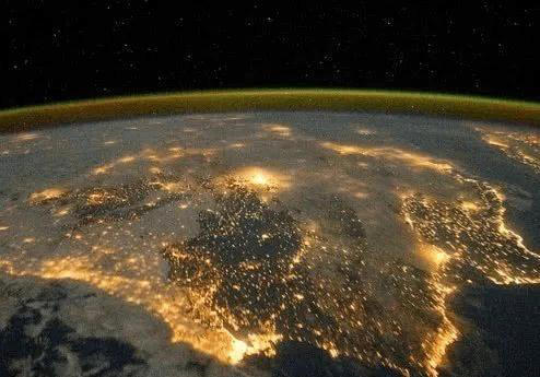 地球为什么飘在太空，而不往下掉？宇宙的上下左右都在哪？