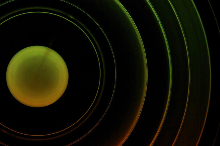 宇宙之谜：为何所有电子都完全相同？