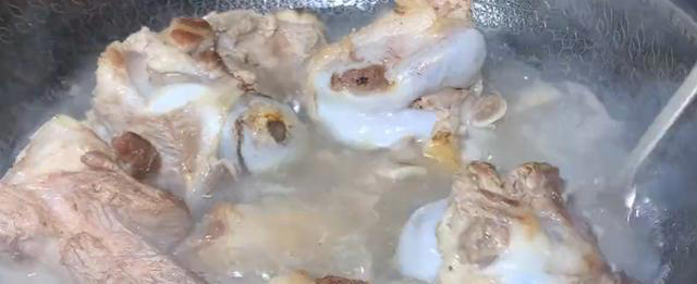 年龄大了要“养骨”，别只喝牛奶，建议常吃3样，腿脚有劲身体好