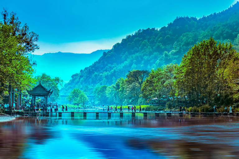 盛夏的气息越来越浓，逃离酷热都市，去发现世间更多美好，青山环抱的悠悠古镇，如诗如画的美景，让人沉醉其中。推荐夏天最值得去的七大古镇，避暑躲清凉，吸氧散心，充满着岁月痕迹的古镇被悠悠清凉环抱，一切都美得刚刚好。 炎炎盛夏，走进清凉古镇中，凉爽