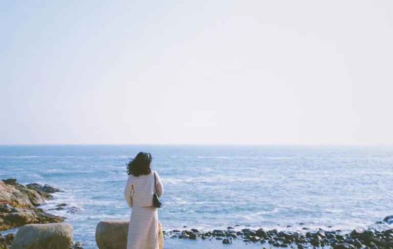 不对生活斤斤计较，生活也会对你慷慨以待。  刚到城里打拼时，住在公司附近的廉价公寓，吃穿用度也是能省则省。  每天下班回家，面对拥挤的走廊，发黄的卫生间，时不时出故障的家电，本就疲倦的身心愈发崩溃。  后来搬进新的公寓，她惊喜地发