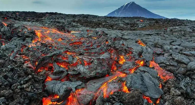 海底火山喷发热翻天，海水却浇不灭，秘密藏哪？