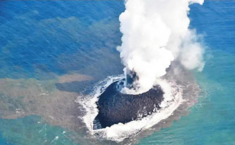 海底火山喷发热翻天，海水却浇不灭，秘密藏哪？